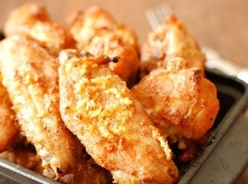 step9: 把<a href="https://bit.ly/3zHU5V3" target="_blank" data-keyword="雞翼" class="guide-link"><strong>雞翼</strong></a> <span style="display:inline-block;vertical-align:middle;margin-top:-3px;color:initial;border-radius:3px;padding:2px 3px;font-size:12px;line-height:14px;background:#87d300;color:#fff;">即買</span> 放回200℃的焗爐中層，多烤12分鐘即成。