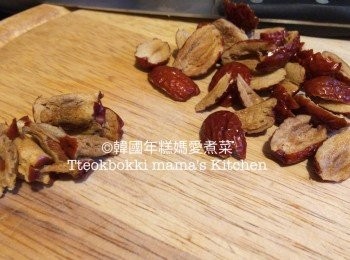 step3: 浸米其間可將紅棗洗淨去核備用。
