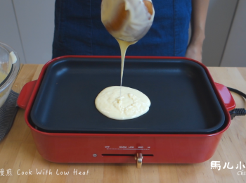 step4: 拿出萬能的BRUNO機 舀一勺麵糊小火慢煎
（其實用平底鍋就可以了啦🙃）