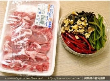 step1: 事先準備一盒涼拌核桃黑木耳與瘦肉片等烹調<span class="group_1">食材</span>。