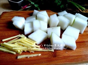 step3: 冬瓜去皮去籽切件 , 薑去皮切絲 , 冬瓜用水沖一沖洗及瀝乾