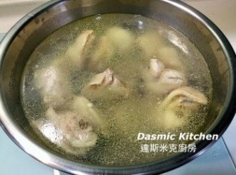 step1: 以中火煮滾一小鍋水，放入雞肉塊川燙約2-3分鐘；撈起雞肉沖冷水、洗去渣渣、瀝乾備用