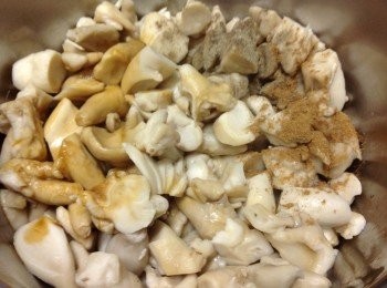 step3: 03
鍋中放入杏鮑菇、胡椒粉、五香粉、醬油、香油