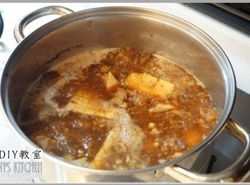 step5: 最後將雞蛋、豆腐、丸子等下鍋一起滷製約2小時即可。