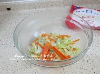 step3: 燒紅鑊 , 將椰菜絲 , 甘旬條落鑊炒香 , 加少許鹽 , 雞粉 , 水兜勻 , 熟透後盛起