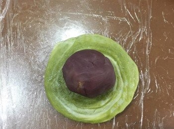 step14: 桿好後翻面,放上餡料.