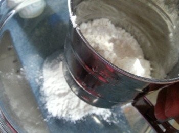 step8: 做<span class="group_2">蛋糕體(B)部份:</span>
將底筋麵粉.泡打粉過篩,(作用是令麵粉更幼身)