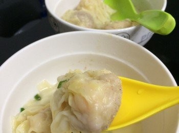 step6: 可以用清雞湯或大地魚粉整雲吞湯底 約十分鐘左右都ok. 加胡椒粉及麻油就食得
