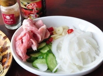 step1: 準備洋蔥絲、小黃瓜片、辣椒末、蒜片及松阪豬肉片
