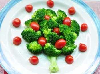 step5: 將綠花椰與番茄穿插擺盤成一顆大樹