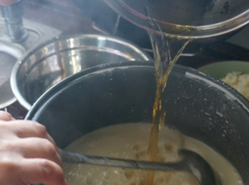 step3: 然後用320ml的水溶糖水，然後加入到馬蹄粉漿裡，邊加邊攪拌。