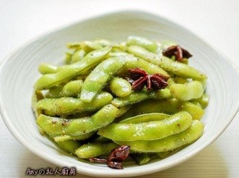 step5: 在享用涼拌毛豆時可品嚐到淡淡的芝麻味及八角獨特的香氣,黑胡椒微辣的口感會讓人一口接一口停不下來。