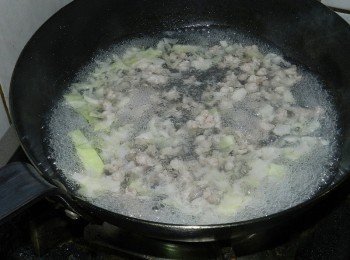 step3: 水滾後加入絞肉