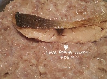 step5: 燒滾鑊中水, 隔水用大火蒸約10至12分鐘, 讓豬肉餅留在鑊中 3分鐘後取出即成, 趁熱享用