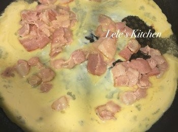 step2: 將雞蛋打散後，加入牛奶攪拌均勻
可依個人喜好在蛋液中加入適量的黑胡椒
直接倒入鍋中，等待它凝結
再慢慢用木鏟推蛋液到全熟就可以囉！
(喜歡吃生一點的也可以視情況起鍋)