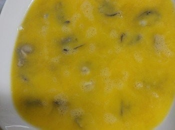 step2: 熱油锅爆香蒜容，薑容，放蠔仔炒均，下米酒去醒，下少許雞粉，倒入大碗中。雞蛋加100ml水，少許盐打匀淋上蠔仔中。