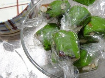 step7: 待牛軋糖溫度下降，接近室溫時，用刀子將糖切成自己喜歡的大小，再簡單用糖果紙包裝，即可裝罐保存。