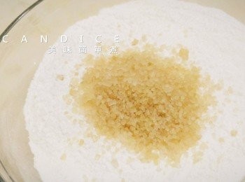 step2: 先將砂糖倒入木薯粉中拌勻。