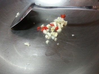 step7: 燒熱鑊,用1湯匙油起鑊,先爆香蒜頭及辣椒仔