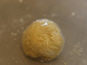 step2: 搓個dough 至光滑為止
用保鮮紙包好放入雪柜半小時