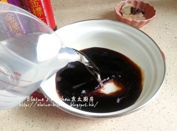 step5: 煲內加入生抽 , 老抽 , 酒 , 水 (水的份量要蓋過<a href="https://bit.ly/3zHU5V3" target="_blank" data-keyword="雞翼" class="guide-link"><strong>雞翼</strong></a> <span style="display:inline-block;vertical-align:middle;margin-top:-3px;color:initial;border-radius:3px;padding:2px 3px;font-size:12px;line-height:14px;background:#87d300;color:#fff;">即買</span>  , 袁太用細煲煮 , 水用了約600ml份量)