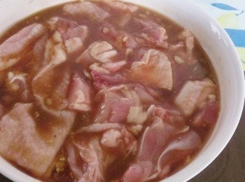 step3: 醃製好的雞腿肉塊加6大匙玉米粉抓勻。(注意必須整體裹均勻)