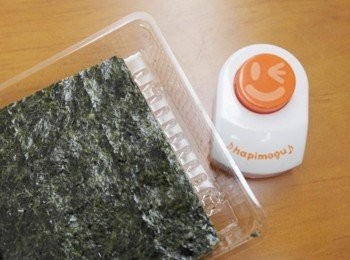 step5: 將海苔片用表情打洞器壓出形狀來~~~