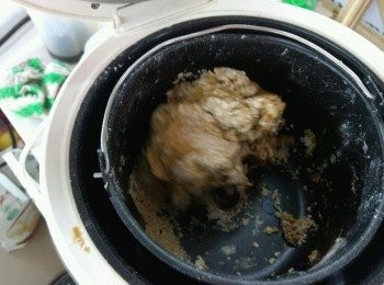 step2: 把<span class="group_2">主麵團</span>材料除黃油外放進饅頭機或麵包機中拌勻。拌勻之後放入黃油，繼續揉面，直到表面非常光滑為止，進行發酵。