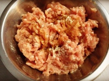 step1: 青瓜洗淨去皮，切片待用。另外把調味料和肉碎混合，
放進雪櫃醃10分鐘。