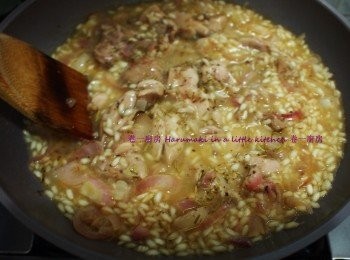 step3: 注入白酒, 順時針方向拌勻,放入已醃好的雞脾肉, 順時針方向拌勻; 注入清湯, 順時針方向拌勻; 以上過程需時20分鐘, 其間見煮至乾身, 放一部份菠菜慢煮