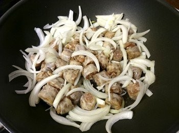 step3: 鍋中加入一小匙油，放入洋蔥與香腸拌炒。