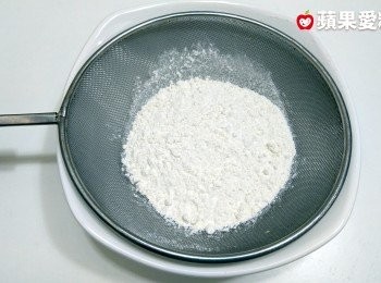 step2: 麵粉過篩：電鍋在跳舞時，將中筋麵粉過篩備用。　