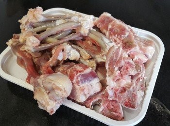 step2: 豬骨，雞骨是之前起肉後留用