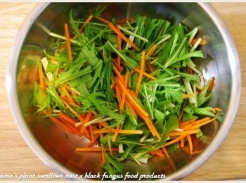 step2: 水菜洗淨後，分切成段；紅蘿蔔去皮後，分切成絲狀。