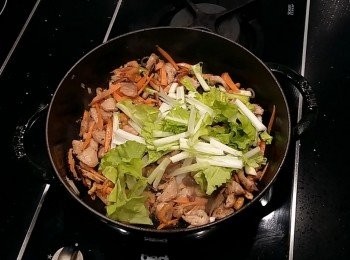 step7: 先將小白菜梗下鍋拌炒.....