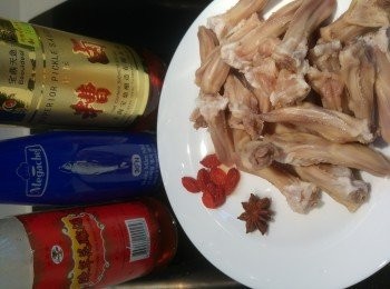 step1: 準備材料,鴨舌先用薑汆水約30秒備用。另準備一盆冰水。