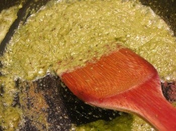 step7: 先下一半椰醬煮開咖哩醬，煮至有一點點油水分離狀，把另一半的椰醬也加入