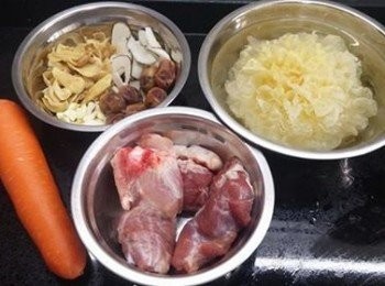 step1: 雪耳先浸發，再切剪走蒂部，剪成細件
<a href="https://bit.ly/3ANJVUp" target="_blank" data-keyword="豬展" class="guide-link"><strong>豬展</strong></a> <span style="display:inline-block;vertical-align:middle;margin-top:-3px;color:initial;border-radius:3px;padding:2px 3px;font-size:12px;line-height:14px;background:#87d300;color:#fff;">即買</span> 先汆水; 甘荀削皮，切細件; 海底椰、百合、椰棗，南北杏洗淨