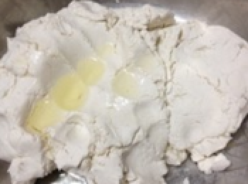 step2: 用340克溫水和麵，和到這種樣子時，下兩小匙沙拉油再繼續揉。