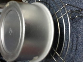 step9: 焗完即刻拎出，將蛋糕模由10cm高向地下噔3下，馬上倒扣至完全冷却