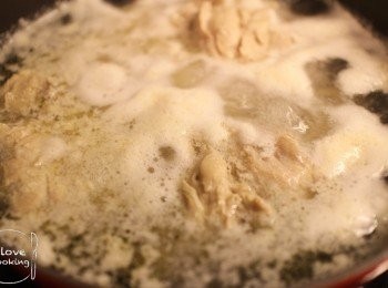 step1: 雞脾肉飛水洗乾淨用廚房紙抹乾水份, 切件備用