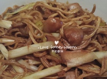 step5: 鑊中放入步驟3的調味料, 微滾後放入伊麵, 草菇和韭黃, 快炒至軟身伊麵及收汁, 即成