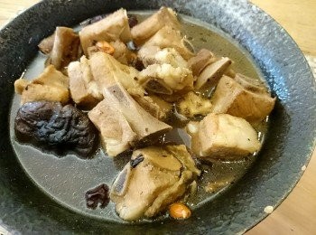 step5: 煮到肉質軟嫩後，加入紅棗、枸杞和米酒，再次煮滾後，用適量鹽巴調味即可。