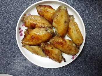 step6: 將波好的<a href="https://bit.ly/3zHU5V3" target="_blank" data-keyword="雞翼" class="guide-link"><strong>雞翼</strong></a> <span style="display:inline-block;vertical-align:middle;margin-top:-3px;color:initial;border-radius:3px;padding:2px 3px;font-size:12px;line-height:14px;background:#87d300;color:#fff;">即買</span> 擺在碟中備用