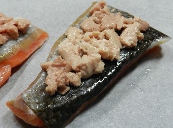 step3: 在鮭魚上放一層鱈魚肝