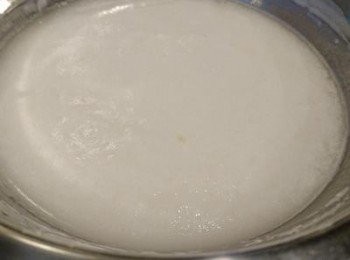 step9: 發酵後的粘米粉漿表面呈泡泡狀，即代表發酵完成。呢個時候你用鼻子嗅下，已有濃濃嘅白糖糕味道滲出，好香吖