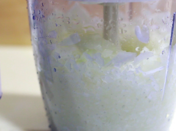 step8: 之後準備需要切碎, 切末的材料。分別有甜水梨 、薑、大蒜及 中型洋蔥一個。
任何品種的甜水梨都可以。除了韓國的, 台灣的水梨和香港可買到的天津鴨梨都可以。