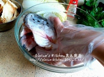 step2: 抹乾水份後放入大碗內 , 加少許鹽及胡椒粉拌勻靜待30分鐘