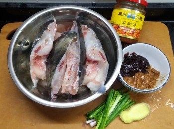 step1: 洗淨魚頭抹乾水，加醃料醃15分鐘
大魚頭醃料:
鹽       半茶匙
糖       半茶匙
燒酒     2湯匙
薑汁     2湯匙
胡椒粉   適量