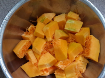 step1: 南瓜洗淨切塊備用。